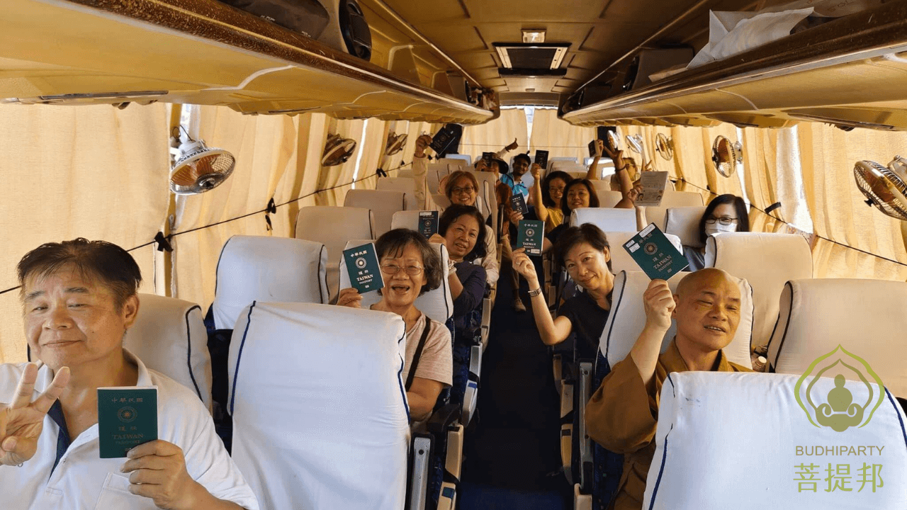 台灣菩提邦朝聖團成員坐在巴士上，手持台灣護照，準備展開他們的印度靈修旅程。照片展現了旅客滿懷虔誠與期待的心情，並且強調菩提邦朝聖的精神與文化體驗。