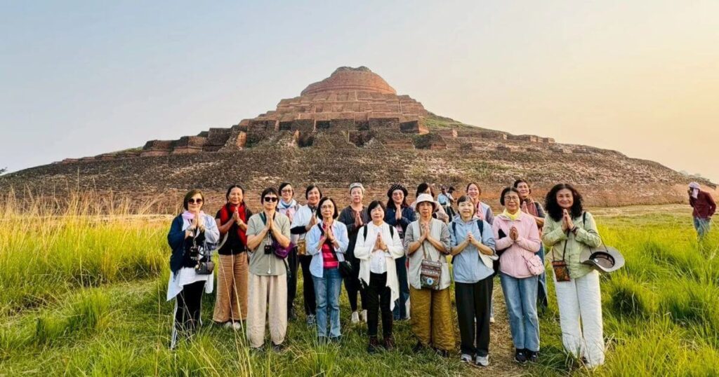 印度朝聖團在古蹟前合影