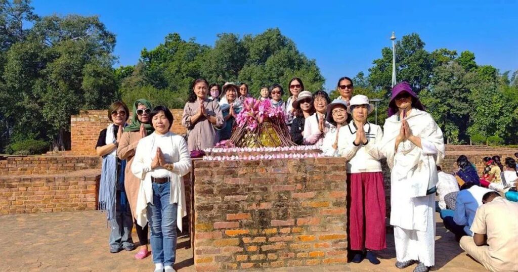 印度朝聖團佛教聖地合影